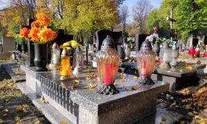 Jesienne zaduszki na cmentarzu parafialnym. Kwiaty i znicze na grobach. Czy trzeba płacić za miejsce na cmentarzu parafialnym?