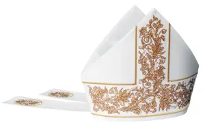 Biała mitra z bogatymi złotymi haftami, symbol godności duchownego.