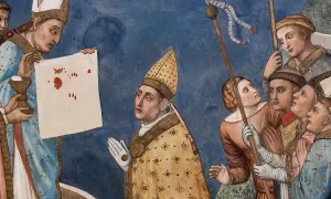 Opis sceny z Lanciano: kapłan ukazuje krwawe plamy na płótnie, symbolizujące cud eucharystyczny. Ludzie patrzą z podziwem.