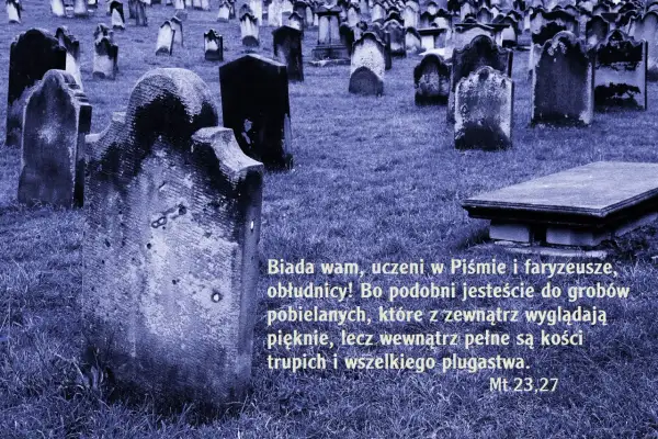 Cmentarz z nagrobkami. Tekst cytuje Jezusa: "Biada wam, uczeni w Piśmie i faryzeusze, obłudnicy! Bo podobni jesteście do grobów pobielanych...